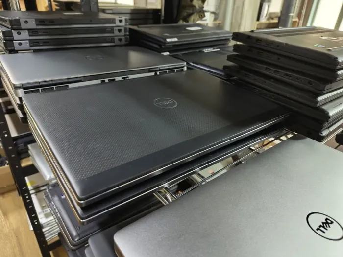 Мобільна робоча станція Dell Precision 7530 / 15.6" (1920x1080) IPS / Intel Core i7-8750H (6 (12) ядер по 2.2 - 4.1 GHz) / 16 GB DDR4 / 512 GB SSD / AMD Radeon Pro WX 4150, 4 GB GDDR5, 128-bit / WebCam б/в - зображення 5