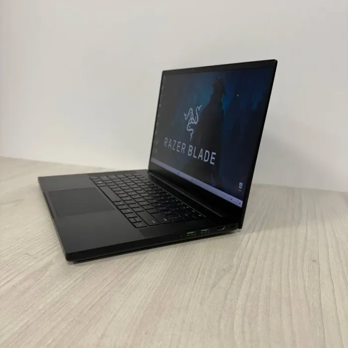 Ігровий ноутбук Б-клас Razer Blade 15 Gaming RZ09-0410 / 15.6" (2560x1440) IPS / Intel Core i7-11800H (8 (16) ядер по 2,3 - 4,6 ГГц) / 16 ГБ DDR4 / 512 ГБ SSD NVMe / nVidia GeForce RTX 3070, 8 ГБ GDDR6, 256-біт / WebCam б/в - зображення 5