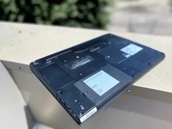 Ноутбук Fujitsu LifeBook E746 / 14" (1366x768) TN / Intel Core i5-6300U (2 (4) ядра по 2.4 - 3.0 GHz) / 8 GB DDR4 / 256 GB SSD / Intel HD Graphics 520 / WebCam / Win 10 б/в - зображення 5