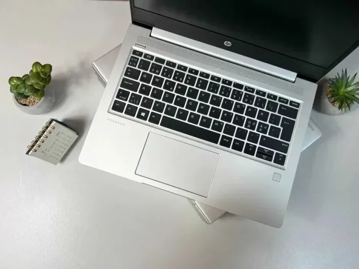 Ультрабук HP ProBook 430 G7 / 13.3" (1366x768) TN / Intel Core i5-10210U (4 (8) ядра по 1.6 - 4.2 GHz) / 8 GB DDR4 / 256 GB SSD / Intel UHD Graphics / WebCam / Win 10 Pro б/в - зображення 3