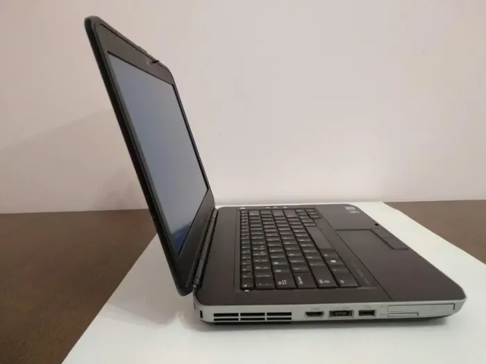 Ноутбук Б-клас Dell Latitude E5430 / 14" (1366x768) TN / Intel Core i3-2328M (2 (4) ядра по 2.2 GHz) / 4 GB DDR3 / 500 GB HDD / Intel HD Graphics 3000 / WebCam / DVD-RW / HDMI б/в - зображення 4