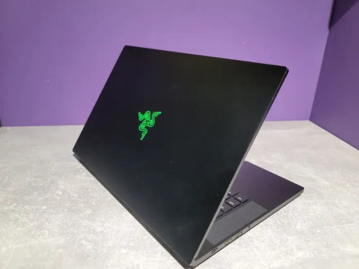 Ігровий ноутбук Razer Blade 15 RZ09-02887N91 / 15.6" (1920x1080) IPS / Intel Core i7-8750H (6 (12) ядер по 2.2 - 4.1 GHz) / 32 GB DDR4 / 1000 GB SSD / nVidia GeForce RTX 2070 Max-Q, 8 GB GDDR6, 256-bit / WebCam б/в - зображення 5