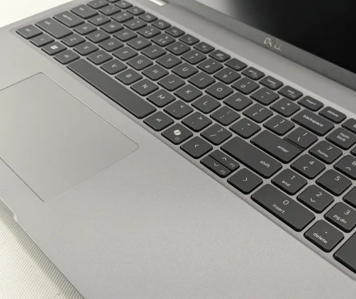 Ультрабук Dell Latitude 3590 / 15.6" (1920x1200) IPS / Intel Core Ultra 7 155U (12 (14) ядер по 1.7 - 4.8 GHz) / 16 GB DDR5 / 1000 GB SSD / nVidia RTX 500 Ada Generation, 4 GB GDDR6, 64-bit / WebCam - зображення 3