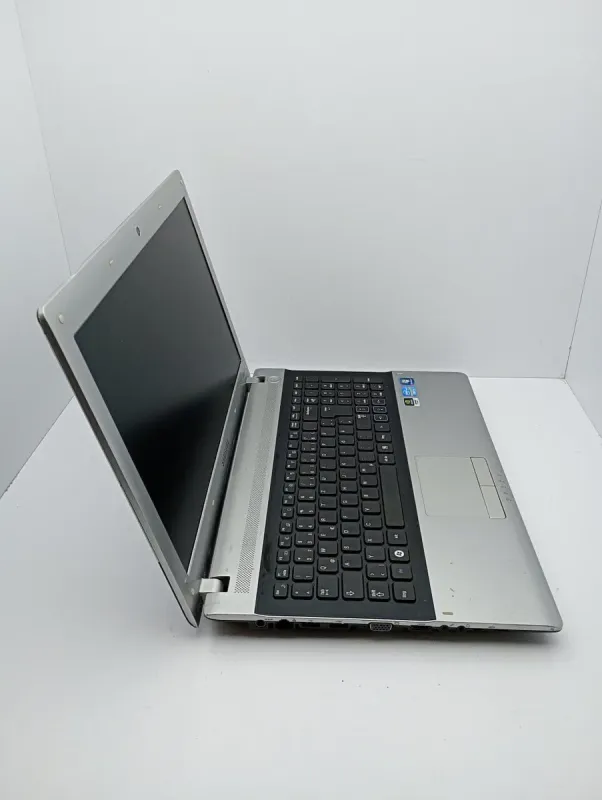 Ноутбук Samsung R520 / 15.6" (1366x768) TN / Intel Core i5-2410M (2 (4) ядра по 2.3 - 2.9 GHz) / 6 GB DDR3 / 500 GB HDD / nVidia GeForce GT 520M, 1 GB GDDR3, 64-bit / WebCam б/в - зображення 5