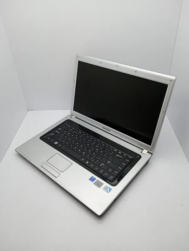 Ноутбук Samsung R518 / 15.6" (1366x768) TN / Intel Pentium T4300 (2 ядра по 2.1 GHz) / 4 GB DDR3 / 320 GB HDD / Intel HD Graphics б/в - зображення 4