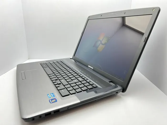 Ноутбук Medion Akoya E7220 / 17.3" (1600x900) TN / Intel Core i3-2310M (2 (4) ядра по 2.1 GHz) / 4 GB DDR3 / 1000 GB HDD / Intel HD Graphics 3000 / WebCam / USB 3.0 б/в - зображення 4