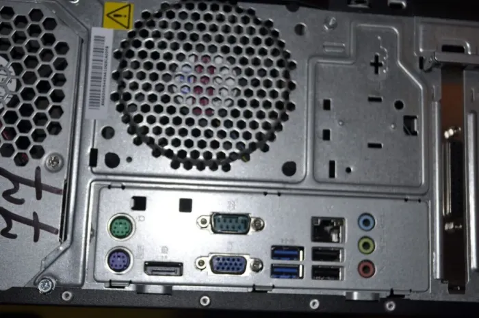 Комп'ютер Lenovo ThinkCentre M700 Tower / Intel Core i3-6100 (2 (4) ядра по 3.7 ГГц) / 16 ГБ DDR4 / 240 ГБ SSD / Intel HD Graphics 530 / DVD-ROM / Windows 11 Pro б/в - зображення 9