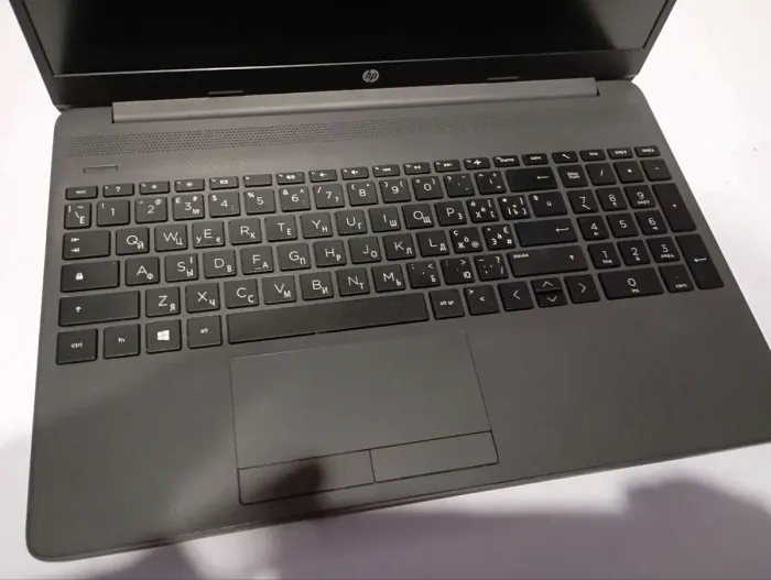 Ноутбук Б-клас HP 255 G8 / 15.6" (1366x768) TN / AMD Athlon Silver 3050U (2 ядра по 2.3 - 3.2 GHz) / 8 GB DDR4 / 256 GB SSD / AMD Radeon Graphics / WebCam + USB-флешка 64 GB б/в - зображення 7