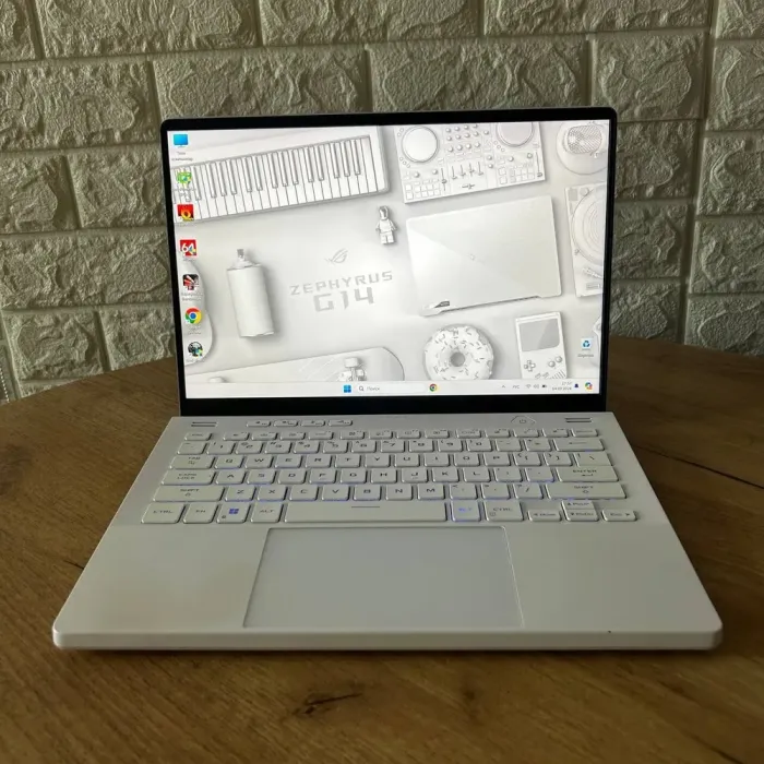 Ігровий ноутбук Asus ROG Zephyrus G14 GA402RJ / 14" (2560x1600) IPS / AMD Ryzen 9 6900HS (8 (16) ядер по 3.3 - 4.9 GHz) / 16 GB DDR4 / 512 GB SSD NVMe / AMD Radeon RX 6700S, 8 GB GDDR6, 128-bit / WebCam б/в - зображення 2