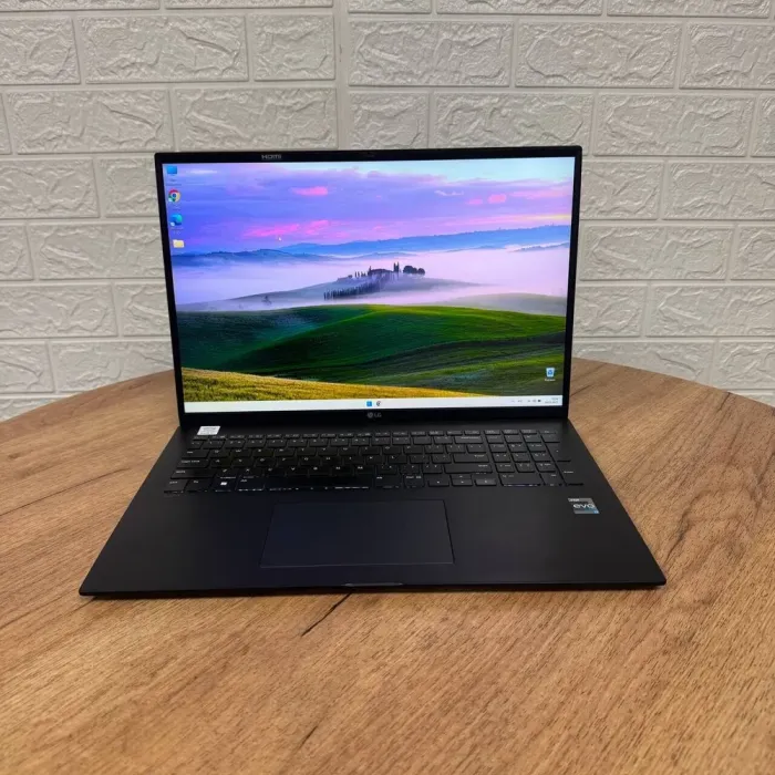 Ультрабук Б-клас LG Gram 17 17Z90Q / 17" (2560x1600) IPS / Intel Core i7-1260P (12 (16) ядер по 3.4 - 4.7 GHz) / 32 GB DDR5 / 512 GB SSD NVMe / Intel Iris Xe Graphics / WebCam б/в - зображення 2