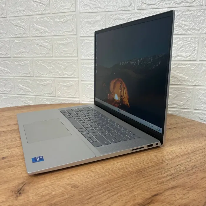 Ноутбук Б-клас Dell Inspiron 16 5620 / 16" (1920x1200) IPS / Intel Core i7-1255U (10 (12) ядер по 1.7 - 4.7 GHz) / 16 GB DDR4 / 1000 GB SSD / Intel Iris Xe Graphics / WebCam б/у - зображення 5