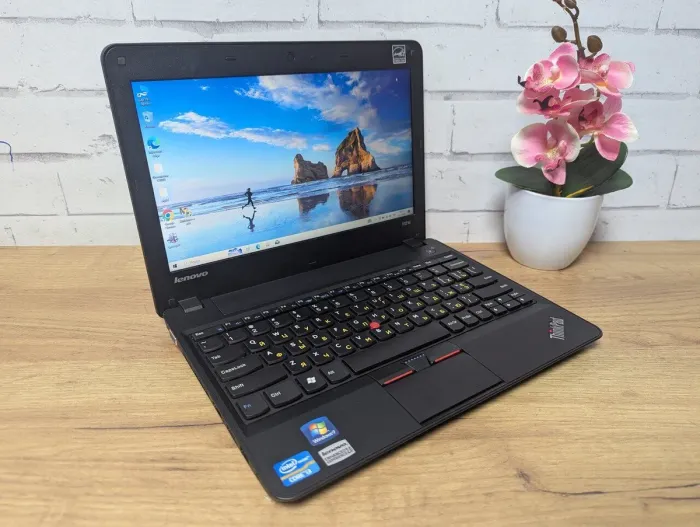 Нетбук Б-клас Lenovo ThinkPad X121e / 11.6" (1366x768) TN / Intel Core i3-2367M (2 (4) ядра по 1.4 GHz) / 8 GB DDR3 / 128 GB SSD / Intel HD Graphics 3000 / WebCam б/в - зображення 3