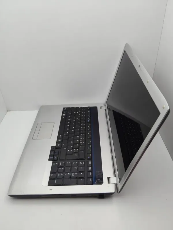 Ноутбук Samsung R730 / 17.3" (1600x900) TN / Intel Core i5-520M (2 (4) ядра по 2.4 - 2.93 GHz) / 6 GB DDR3 / 320 GB HDD / Intel HD Graphics / WebCam б/в - зображення 6