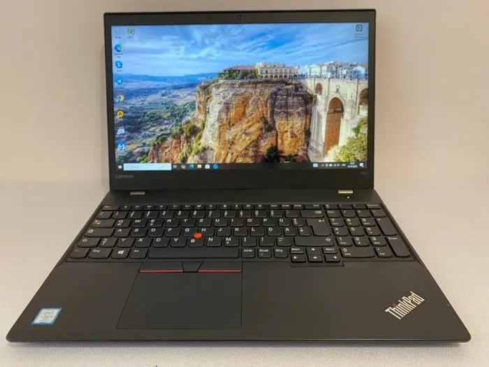 Ультрабук Б-клас Lenovo ThinkPad T570 / 15.6" (1920x1080) IPS / Intel Core i5-7300U (2 (4) ядра по 2.6 - 3.5 GHz) / 8 GB DDR4 / 240 GB SSD / Intel HD Graphics 620 / WebCam б/в - зображення 2
