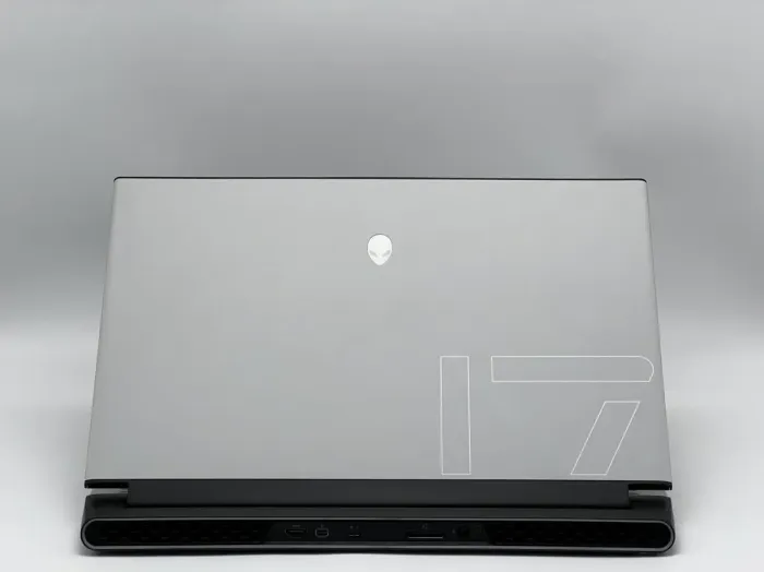 Ігровий ноутбук Б-класу Dell Alienware M17 R4 / 17,3" (1920x1080) IPS / Intel Core i7-10750H (6 (12) ядер по 2,6 - 5,0 ГГц) / 16 ГБ DDR4 / 1024 ГБ SSD NVMe / nVidia GeForce RTX 3070, 8 ГБ GDDR6, 256-біт / WebCam б/в - зображення 5