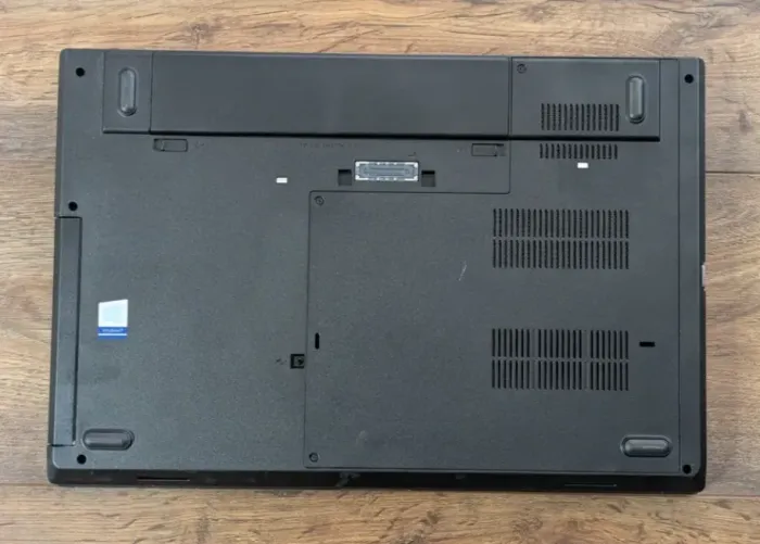 Ноутбук Lenovo ThinkPad L570 / 15.6" (1366x768) TN / Intel Core i5-6300U (2 (4) ядра по 2.4 - 3.0 GHz) / 8 GB DDR4 / 250 GB SSD / Intel HD Graphics 520 / WebCam б/в - зображення 7