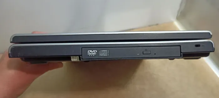 Ноутбук Toshiba Tecra A8 / 15.4" (1280x800) TN / Intel Core Duo T2300 (2 ядра по 1.66 GHz) / 3 GB DDR2 / 120 GB SSD / Intel GMA 950 Graphics / DVD-ROM / АКБ не тримає б/в - зображення 4