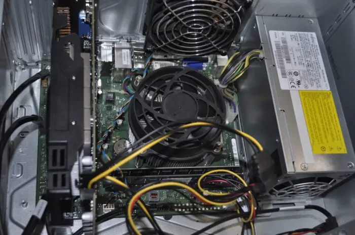 Комплект ПК: Fujitsu P420 E85 Tower / Intel Core i5-4590 (4 ядра по 3.3 - 3.7 GHz) / 16 GB DDR3 / 240 GB SSD / nVidia GeForce GTX 550 Ti, 4 GB GDDR5, 128-bit / DVD-ROM + Монітор Samsung 2243BW / 22" (1680x1050) TN + Windows  б/в - зображення 9