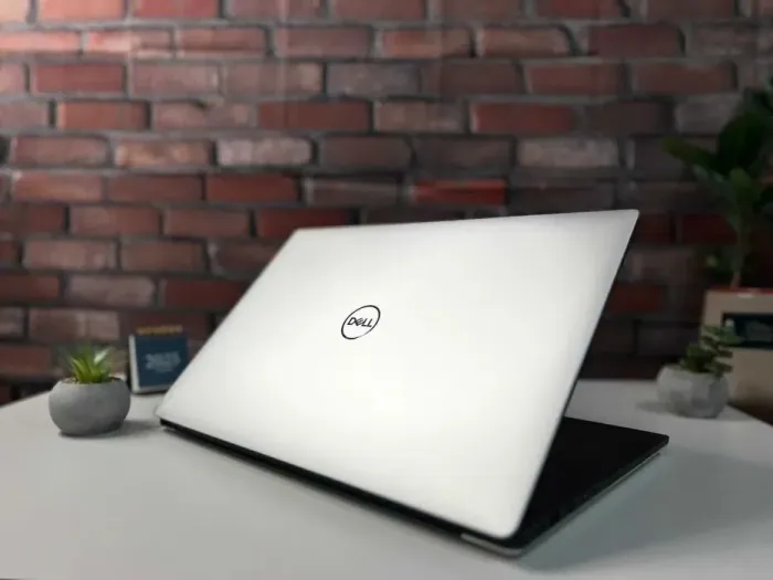 Мобільна робоча станція Dell Precision 5540 / 15.6" (1920x1080) IPS / Intel Core i9-9880H (8 (16) ядер по 2.3 - 4.8 GHz) / 32 GB DDR4 / 512 GB SSD / nVidia Quadro T2000, 4 GB GDDR5, 128-bit / WebCam б/в - зображення 4