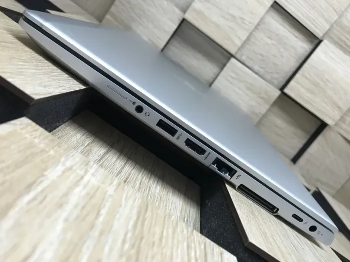 Ультрабук Б-клас HP EliteBook 840 G5 / 14" (1920x1080) IPS / Intel Core i7-8650U (4 (8) ядра по 1.9 - 4.2 GHz) / 8 GB DDR4 / 256 GB SSD M.2 / Intel UHD Graphics 620 / WebCam / USB 3.1 / HDMI б/в - зображення 6