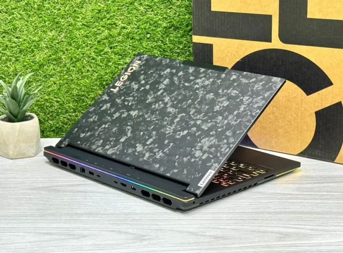 Ігровий ноутбук Lenovo Legion 9 16IRX9 Carbon / 16" (3200x2000) IPS / Intel Core i9-14900HX (24 (32) ядра по 1.6 - 5.8 GHz) / 32 GB DDR5 / 2000 GB SSD / nVidia GeForce RTX 4080, 12 GB GDDR6X, 192-bit / WebCam / Win 11 Pro - зображення 5