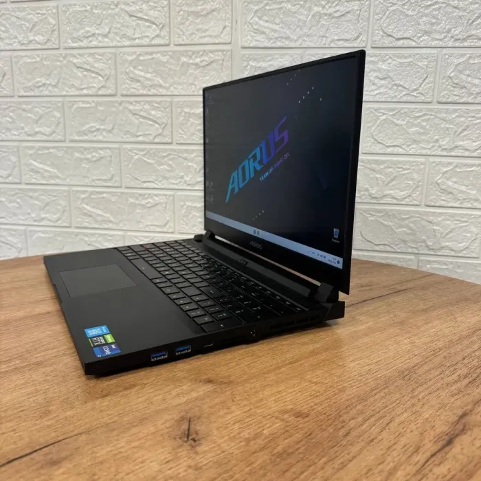 Ігровий ноутбук Б-клас Gigabyte Aorus 15P YD / 15.6" (1920x1080) IPS / Intel Core i7-11800H (8 (16) ядер по 2.3 - 4.6 GHz) / 16 GB DDR4 / 512 GB SSD / nVidia GeForce RTX 3080, 16 GB GDDR6, 256-bit / WebCam б/в - зображення 5
