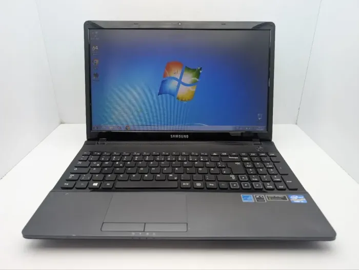 Ноутбук Samsung NP300E5C / 15.6" (1366x768) TN / Intel Core i5-3210M (2 (4) ядра по 2.5 - 3.1 GHz) / 6 GB DDR3 / 500 GB HDD / nVidia GeForce GT 620M, 1 GB GDDR3, 64-bit / WebCam / DVD-ROM б/в - зображення 2