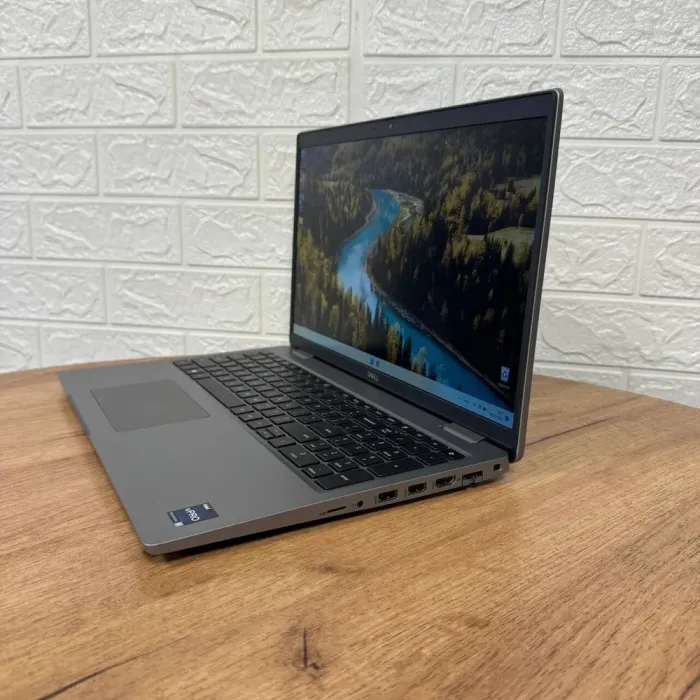 Ультрабук Dell Latitude 5530 / 15.6" (1920x1080) IPS / Intel Core i5-1235U (10 (12) ядер по 3.3 - 4.4 GHz) / 8 GB DDR4 / 256 GB SSD NVMe / Intel Iris Xe Graphics / WebCam б/в - зображення 5
