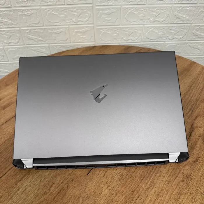 Ігровий ноутбук Б-клас Gigabyte Aorus 17G XC / 17.3" (1920x1080) IPS / Intel Core i7-10870H (8 (16) ядер по 2.2 - 5.0 GHz) / 16 GB DDR4 / 1000 GB SSD / nVidia GeForce RTX 3070, 8 GB GDDR6, 256-bit / WebCam б/в - зображення 3