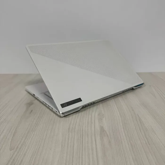 Ігровий ультрабук Б-клас Asus ROG Zephyrus G15 GA503QS White / 15.6" (2560x1440) IPS / AMD Ryzen 9 5900HS (8 (16) ядер по 3.0 - 4.6 GHz) / 32 GB DDR4 / 512 GB SSD NVMe / nVidia GeForce RTX 3080, 8 GB GDDR6, 256-bit б/в - зображення 6