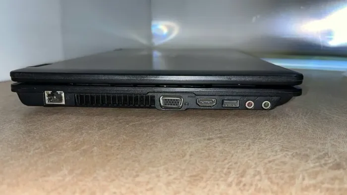 Ноутбук Acer eMachines E728 / 15.6" (1366x768) TN / Intel Pentium T4500 (2 ядра по 2.3 GHz) / 4 GB DDR3 / 320 GB HDD / Intel GMA 4500M Graphics / WebCam / АКБ не тримає б/в - зображення 4