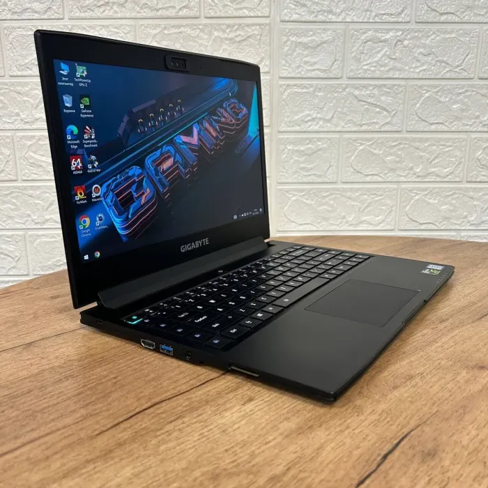 Ігровий ультрабук Б-клас Gigabyte Aero 14 / 14" (2560x1440) IPS / Intel Core i7-7700HQ (4 (8) ядра по 2.8 - 3.8 GHz) / 16 GB DDR4 / 512 GB SSD / nVidia GeForce GTX 1060, 6 GB GDDR5, 192-bit / WebCam б/в - зображення 4
