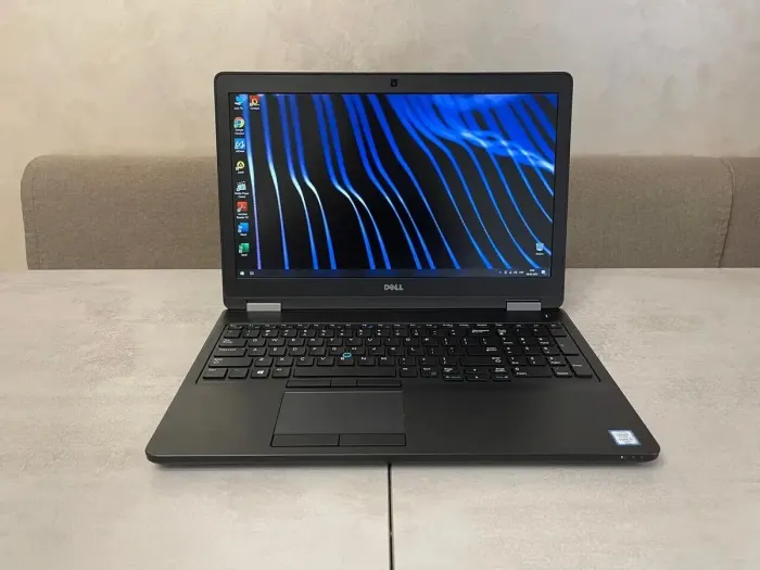 Робоча станція Dell Precision 3510 / 15.6" IPS / Core i5-6300HQ (4 ядра по 2.3-3.2GHz) / 16GB DDR4 / 256GB SSD M.2 NEW / AMD FirePro W5130M, 2GB GDDR5, 128bit / WebCam / HDMI б/в - зображення 2