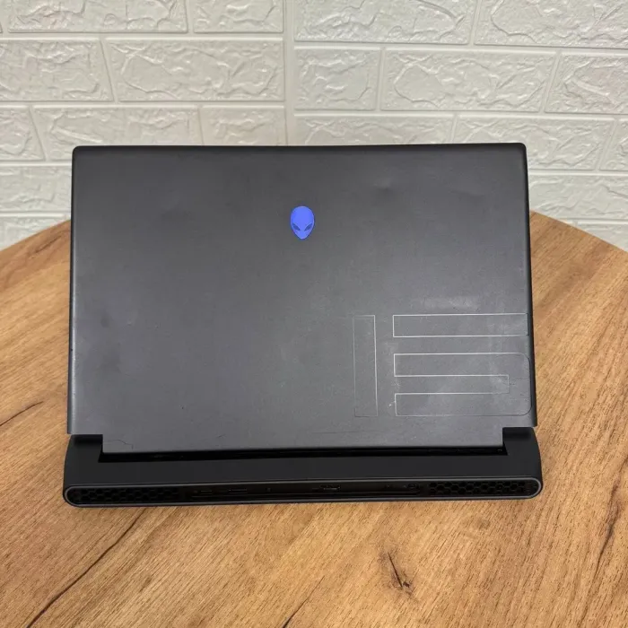 Ігровий ноутбук Б-клас Dell Alienware m15 R7 / 15.6" (2560x1440) IPS / AMD Ryzen 9 6900HX (8 (16) ядер по 3.3 - 4.9 GHz) / 16 GB DDR5 / 512 GB SSD / nVidia GeForce RTX 3070 Ti, 8 GB GDDR6, 256-bit / WebCam б/в - зображення 3