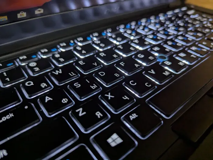 Ультрабук Dell Latitude 5490 / 14" (1920x1080) IPS / Intel Core i5-7300U (2 (4) ядра по 2.6 - 3.5 GHz) / 8 GB DDR4 / 256 GB SSD / Intel HD Graphics 620 / WebCam / HDMI / Windows 10 б/в - зображення 6