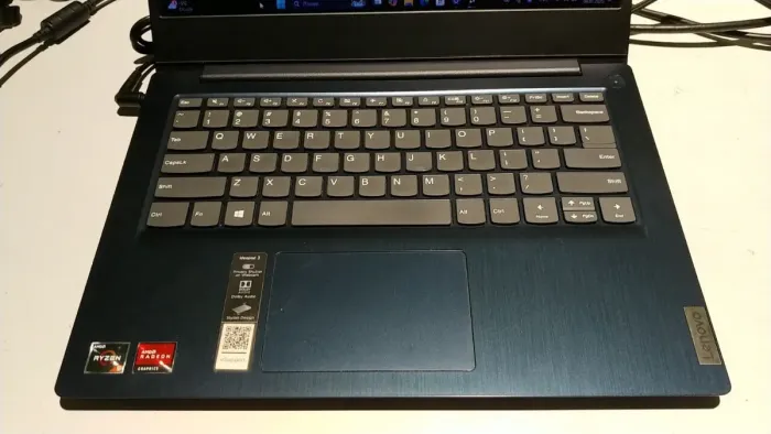 Ультрабук Lenovo IdeaPad 3 14ADA05 / 14" (1920x1080) TN / AMD Ryzen 5 3500U (4 (8) ядра по 2.1 - 3.7 GHz) / 16 GB DDR4 / 512 GB SSD / AMD Radeon Vega 8 Graphics / WebCam б/в - зображення 3