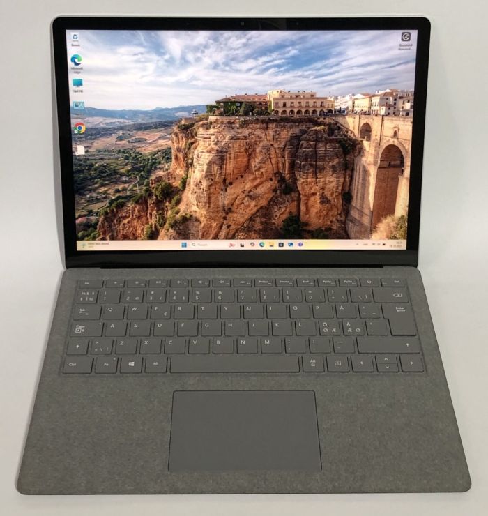 Ультрабук Microsoft Surface Laptop 2 1769 / 13.5" (2256x1504) IPS Touch / Intel Core i5-8350U (4 (8) ядра по 1.7 - 3.6 GHz) / 8 GB DDR4 / 128 GB SSD NVMe / Intel UHD Graphics 620 / WebCam / Win 11 Pro б/в - зображення 2