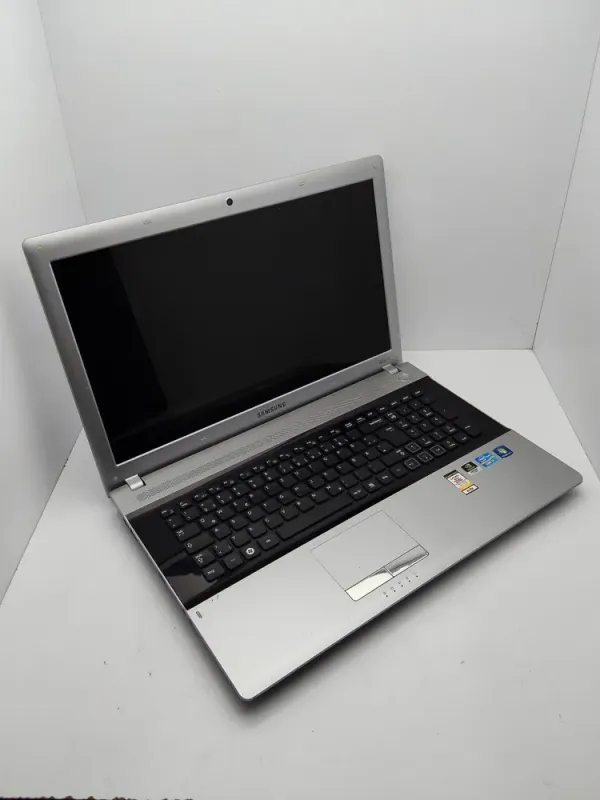 Ноутбук Samsung RV720 / 17.3" (1600x900) TN / Intel Core i3-2310M (2 (4) ядра по 2.1 GHz) / 6 GB DDR3 / 320 GB HDD / nVidia GeForce GT 520M, 1 GB DDR3, 64-bit / WebCam б/в - зображення 3