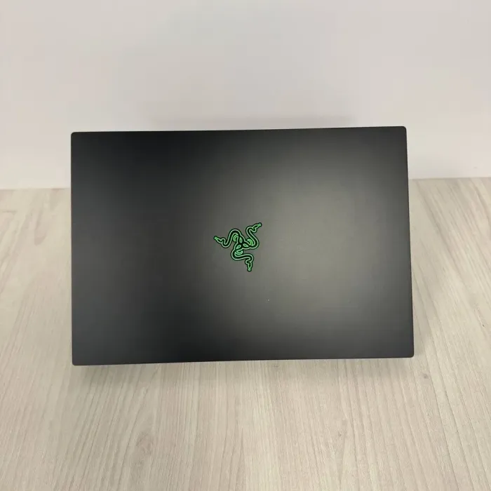 Ігровий ноутбук Razer Blade 16 RZ09-0483 / 16" (2560x1600) MiniLED / Intel Core i9-13950HX (24 (32) ядра по 2,2 - 5,5 ГГц) / 32 ГБ DDR5 / 2000 ГБ SSD NVMe / nVidia GeForce RTX 4090, 16 ГБ GDDR6, 256-біт / WebCam б/в - зображення 3