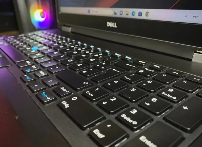 Ноутбук Dell Latitude E5570 / 15.6" (1366x768) TN / Intel Core i5-6200U (2 (4) ядра по 2.3 - 2.8 GHz) / 8 GB DDR4 / 256 GB SSD / Intel HD Graphics 520 / WebCam б/в - зображення 6