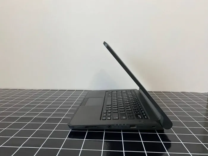 Ультрабук Б-клас Dell Latitude 3340 / 13.3" (1366x768) TN / Intel Core i5-4210U (2 (4) ядра по 1.7 - 2.7 GHz) / 8 GB DDR3 / 256 GB SSD / Intel HD Graphics 4400 / WebCam / HDMI / miniDP б/в - зображення 6