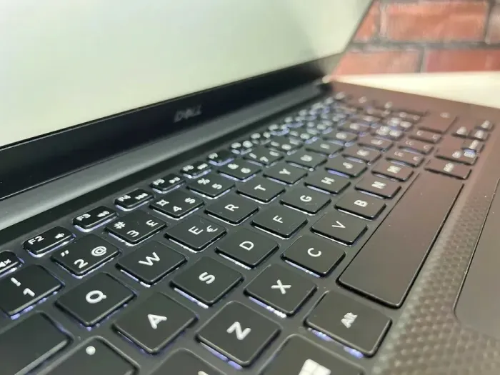 Мобільна робоча станція Dell Precision 5540 / 15.6" (1920x1080) IPS / Intel Core i9-9880H (8 (16) ядер по 2.3 - 4.8 GHz) / 32 GB DDR4 / 512 GB SSD / nVidia Quadro T2000, 4 GB GDDR5, 128-bit / WebCam б/в - зображення 3