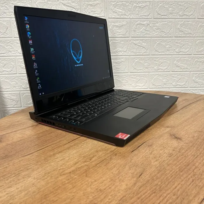 Ігровий ноутбук Dell Alienware 17 R4 / 17.3" (1920x1080) IPS / Intel Core i7-6700HQ (4 (8) ядер по 2.6 - 3.5 GHz) / 16 GB DDR4 / 128 GB SSD + 1000 GB HDD / nVidia GeForce GTX 1060, 6 GB GDDR5, 192-bit / WebCam б/в - зображення 4