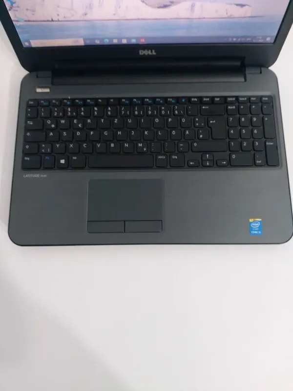 Ноутбук Б-клас Dell Latitude 3540 / 15.6" (1366x768) TN / Intel Core i5-4210U (2 (4) ядра по 1.7 - 2.7 GHz) / 8 GB DDR3 / 256 GB SSD / Intel HD Graphics 4400 / WebCam / DVD-ROM б/в - зображення 3