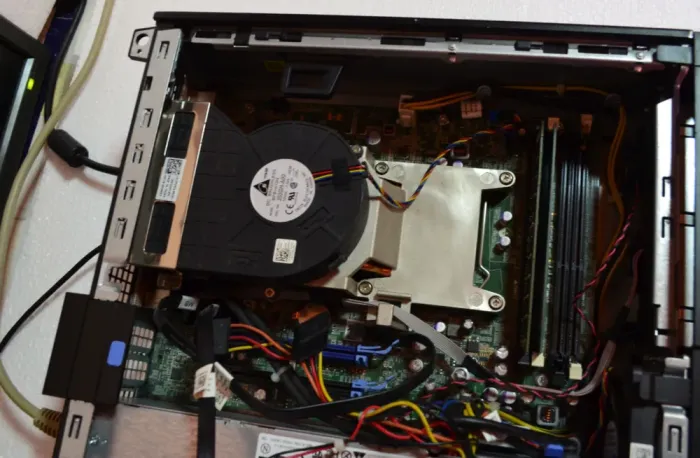 Комплект ПК: Dell 790 SFF / Intel Core i3-2100 (2 (4) ядра по 3.1 GHz) / 4 GB DDR3 / 250 GB HDD / Intel HD Graphics 2000 + Монітор Dell Professional P1911b / 19" (1440x900) TN / DVI, VGA, USB б/в - зображення 7