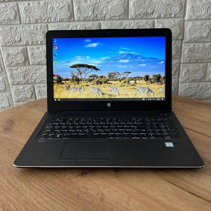 Мобільна робоча станція Б-клас HP ZBook Studio G4 / 15.6" (1920x1080) TN / Intel Xeon E3-1505M v6 (4 (8) ядра по 3.0 - 4.0 GHz) / 16 GB DDR4 / 256 GB SSD M.2 / nVidia Quadro M620, 2 GB GDDR5, 128-bit / WebCam б/в - зображення 2