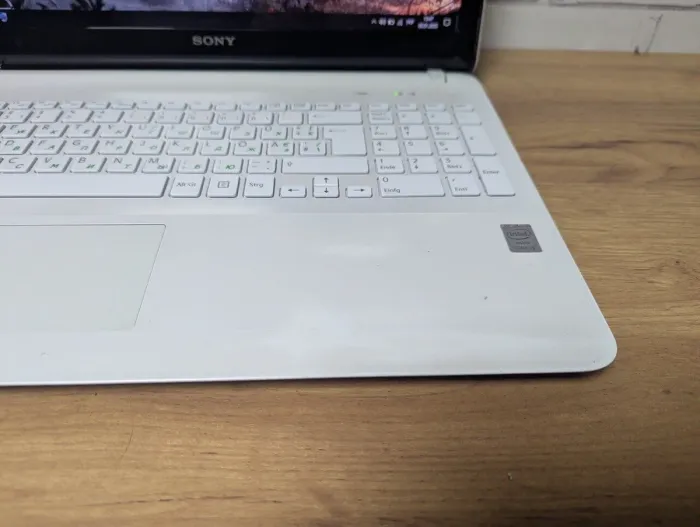 Ноутбук Б-клас Sony SVF153A1YM / 15.6" (1366x768) TN / Intel Core i5-4200U (2 (4) ядра по 1.6 - 2.6 GHz) / 8 GB DDR3 / 256 GB SSD / nVidia GeForce GT 740M, 2 GB GDDR3, 64-bit / WebCam / DVD-ROM б/в - зображення 4