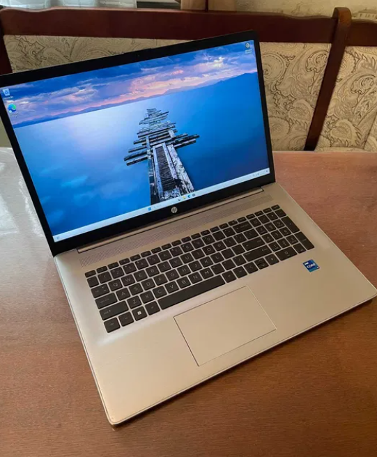 Ігровий ноутбук HP 470 G9 / 17.3" (1920x1080) FullHD IPS / Intel Core i7-1255U (10 (12) ядер по 1.7 - 4.7 GHz) / 16 GB DDR4 / 256 GB SSD / nVidia GeForce MX550, 2 GB GDDR6, 64-bit / WebCam б/в - зображення 2