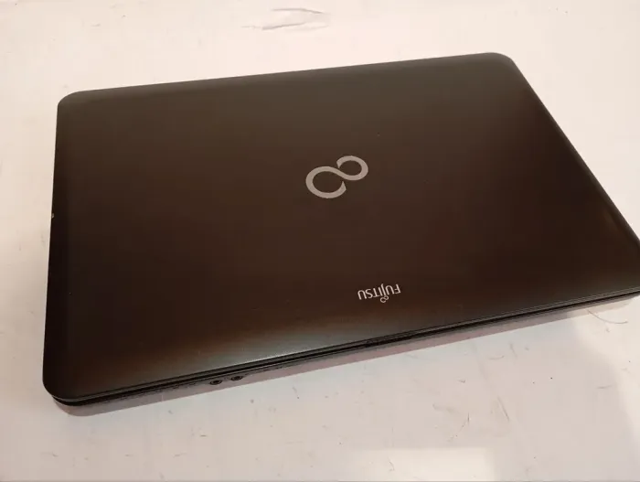 Ультрабук Б-клас Fujitsu Lifebook AH502 / 15.6" (1366x768) TN / Intel Pentium 2020M (2 ядра по 2.4 GHz) / 8 GB DDR3 / 128 GB SSD / Intel HD Graphics / WebCam / DVD-ROM / АКБ не тримає б/в - зображення 6