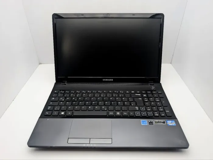 Ноутбук Samsung NP300E5C / 15.6" (1366x768) TN / Intel Core i5-3210M (2 (4) ядра по 2.5 - 3.1 GHz) / 6 GB DDR3 / 500 GB HDD / nVidia GeForce GT 620M, 1 GB GDDR3, 64-bit / WebCam / DVD-ROM б/в - зображення 3